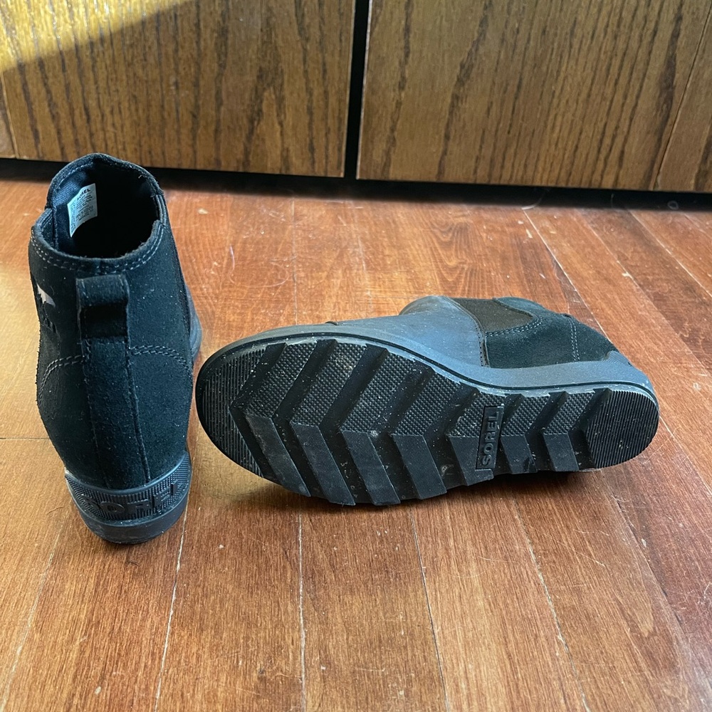 Black Sorels worn once. Excellent condition. Sprayed with leather protection